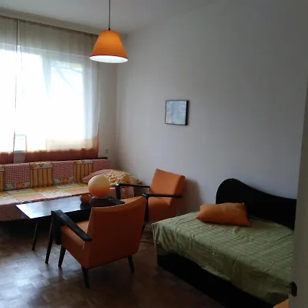 Demokratcia Apartman *