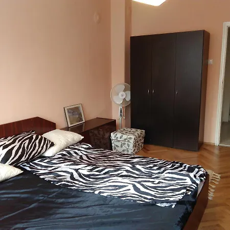 Demokratcia Apartman *